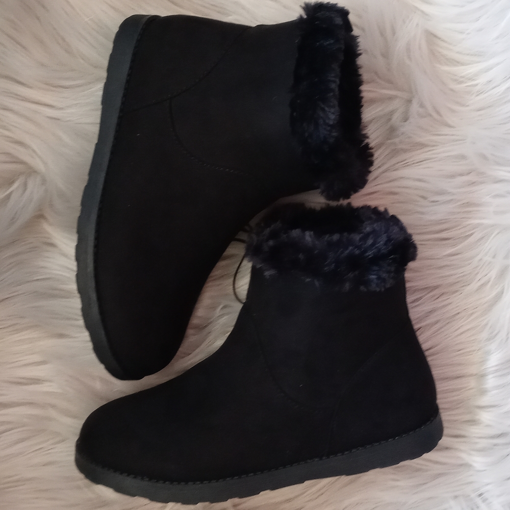 Black winter boots